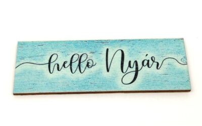 ÓRIÁSI KIÁRUSÍTÁS – FA TÁBLÁK, FELIRATOK, FIGURÁK