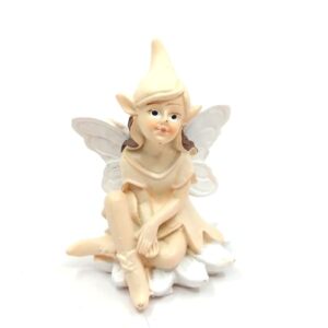 Virágon ülő kerámia tündérke bézs 7 x 5 cm 1 db