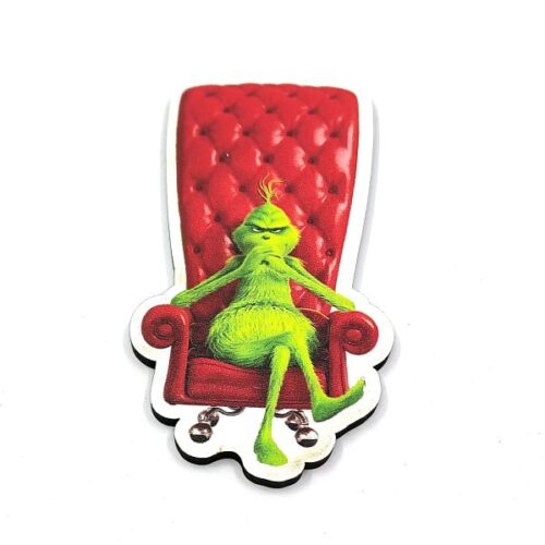 grincs-piros-fotelben-festett-formara-vagott-fatabla-hobbykreativ