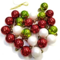 elf-mano-grincs-muanyag-gombdisz-piros-feher-zold-2025-hobbykreativ